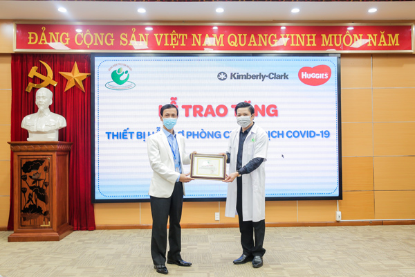 Kimberly-Clark VN và Huggies quyên góp vật phẩm y tế tặng 40 bệnh viện phụ sản-2
