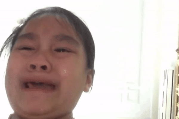 Bà cụ non khóc sướt mướt xin lỗi bố nhưng không quên văn vở, dân tình thi nhau thả haha-1