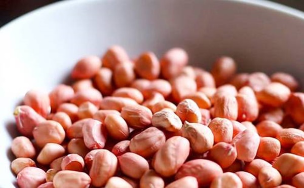 Làm lạc rang muối, dùng nước nóng hay lạnh để ngâm cho giòn, đây là cách của đầu bếp-1