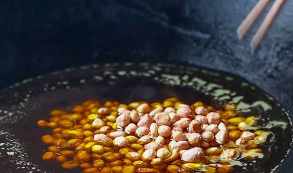 Làm lạc rang muối, dùng nước nóng hay lạnh để ngâm cho giòn, đây là cách của đầu bếp-3