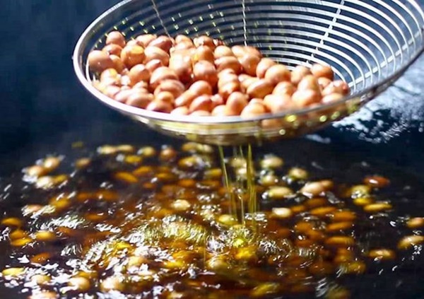 Làm lạc rang muối, dùng nước nóng hay lạnh để ngâm cho giòn, đây là cách của đầu bếp-4