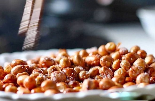 Làm lạc rang muối, dùng nước nóng hay lạnh để ngâm cho giòn, đây là cách của đầu bếp-5