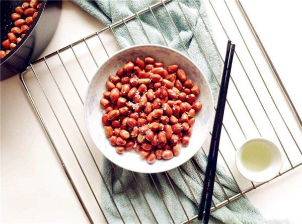 How to make crispy roasted peanuts, soak in hot or cold water, this is the chef's way-6