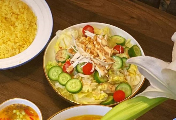 Chỉ một con gà, mẹ đảm làm mâm cơm đủ món ngon, chồng con tưởng được ăn hàng-8