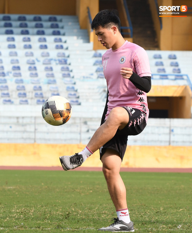 Đình Trọng đi xét nghiệm Covid-19, chuẩn bị tới trung tâm PVF điều trị chấn thương-1