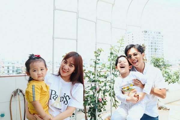 Khu vườn ngập tràn hoa và cây xanh trong căn villa trên không trị giá hơn 70 tỷ đồng của Nathan Lee-16