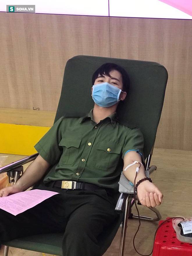 Bị chụp trộm ảnh ở chốt kiểm dịch, chiến sĩ công an đốn tim dân mạng bởi góc nghiêng cực phẩm-4