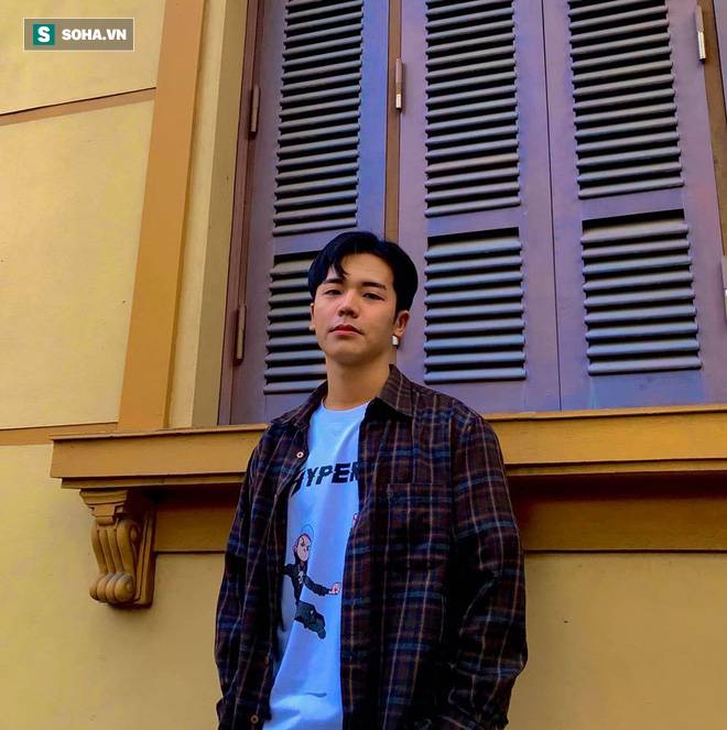 Bị chụp trộm ảnh ở chốt kiểm dịch, chiến sĩ công an đốn tim dân mạng bởi góc nghiêng cực phẩm-6