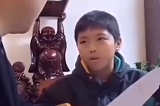 Bố hỏi vì sao điểm thi lại thấp hơn mọi khi, cậu bé bình thản giải thích khiến bố ngớ người vì bé tí đã học cách kiếm tiền