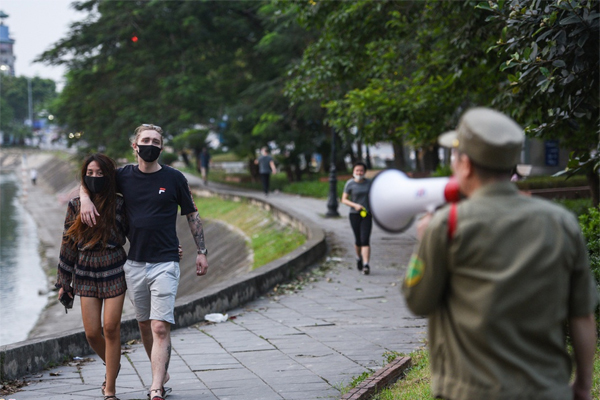 Kinh hoàng: Hơn 20 nữ sinh cầm gậy sắt lao vào hỗn chiến giữa đường khiến nhiều người rùng mình sợ hãi-2