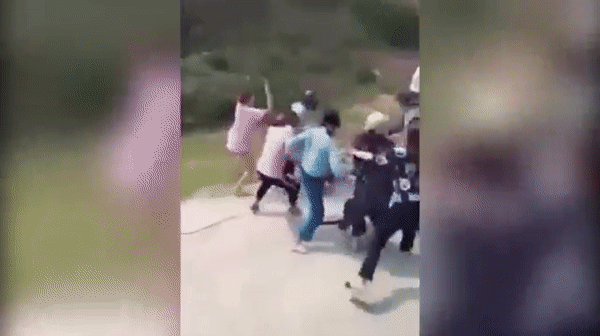 Kinh hoàng: Hơn 20 nữ sinh cầm gậy sắt lao vào hỗn chiến giữa đường khiến nhiều người rùng mình sợ hãi-1