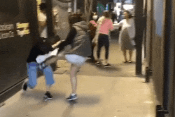 Nữ nhân viên bị bạn trai cũ túm tóc, hành hung giữa cửa hàng-1