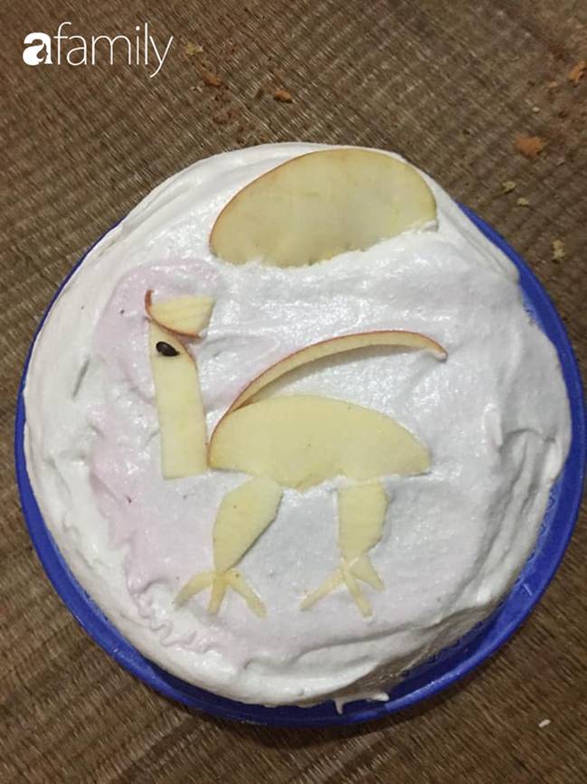 Hí hửng được dì làm bánh sinh nhật, bé 3 tuổi bê chiếc bánh mà chán không muốn nhìn, dân mạng xem ảnh thì cười ốm người-1