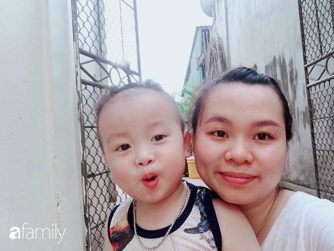 Hí hửng được dì làm bánh sinh nhật, bé 3 tuổi bê chiếc bánh mà chán không muốn nhìn, dân mạng xem ảnh thì cười ốm người-5