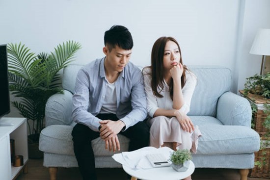 Nhìn 4 chiếc bát vỡ giấu sau thùng gạo trong góc bếp, tôi phát hiện ra một sự việc khó tin, càng ngây ngốc hơn khi nghe lời giải thích của vợ