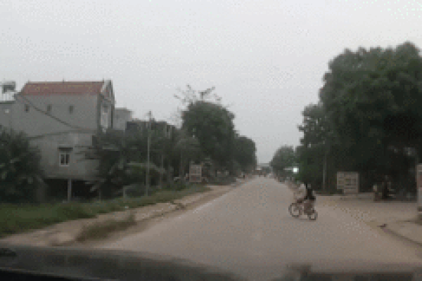 Tài xế đánh lái 'xuất thần' tránh 2 em nhỏ đi xe đạp sang đường bất ngờ