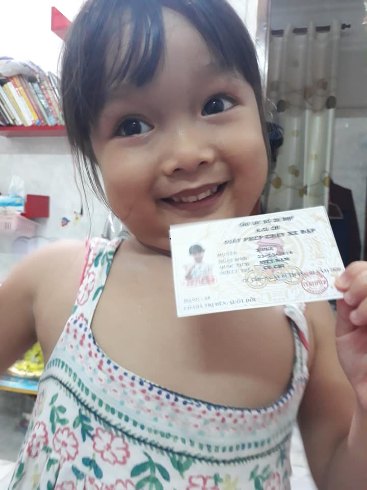 Bé gái 4 tuổi được bố cấp bằng lái xe đạp tại gia, nhìn cuộc thi sát hạch hóc búa của cô bé khiến ai cũng phải trầm trồ-1