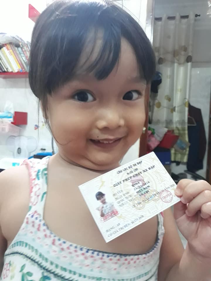 Bé gái 4 tuổi được bố cấp bằng lái xe đạp tại gia, nhìn cuộc thi sát hạch hóc búa của cô bé khiến ai cũng phải trầm trồ-2