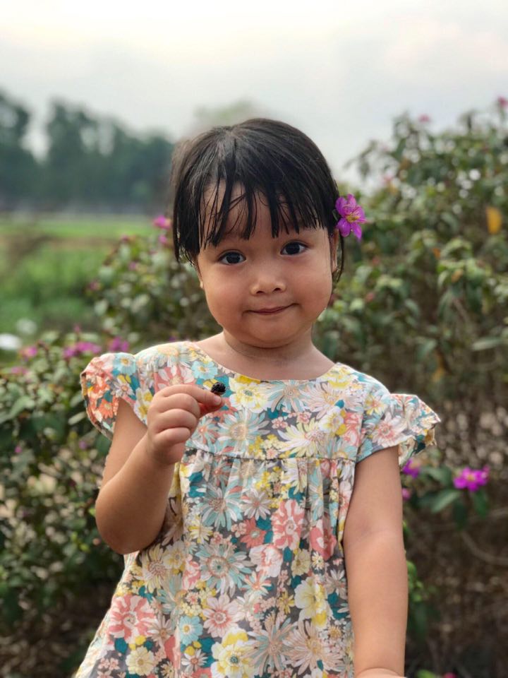 Bé gái 4 tuổi được bố cấp bằng lái xe đạp tại gia, nhìn cuộc thi sát hạch hóc búa của cô bé khiến ai cũng phải trầm trồ-4