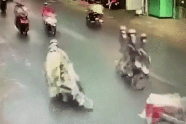 Xe máy thiếu quan sát tông vào đuôi xe khách-1