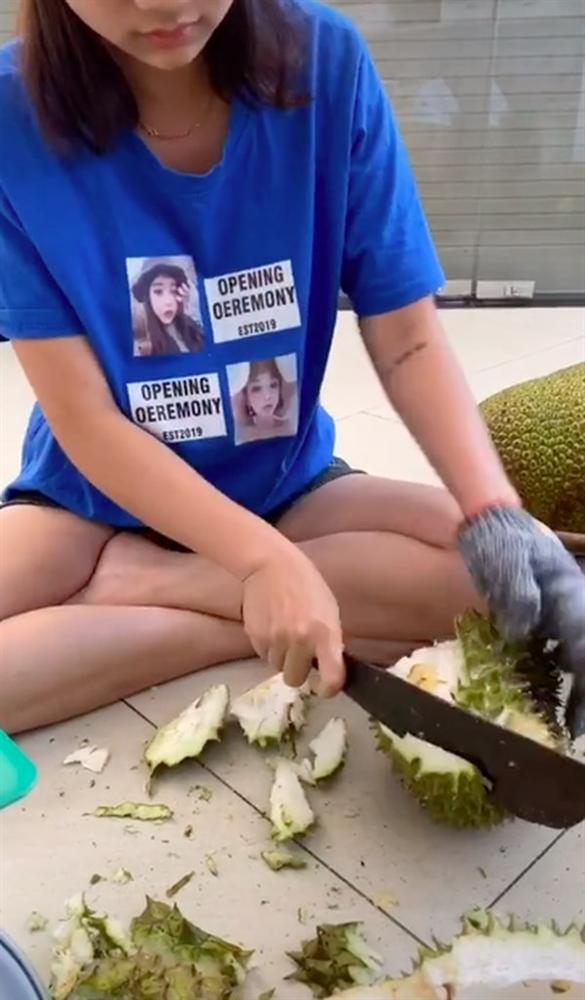 Màn bổ sầu riêng có 1-0-2 của cô gái đến từ Bến Tre khiến dân mạng mắt chữ A, miệng chữ O-2