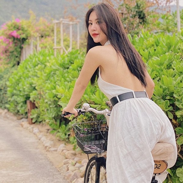 Những nữ tiếp viên hàng không Việt nổi tiếng vì mặt xinh, thân hình gợi cảm-13