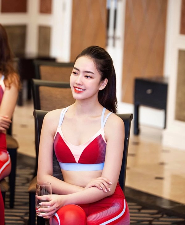 Những nữ tiếp viên hàng không Việt nổi tiếng vì mặt xinh, thân hình gợi cảm-20