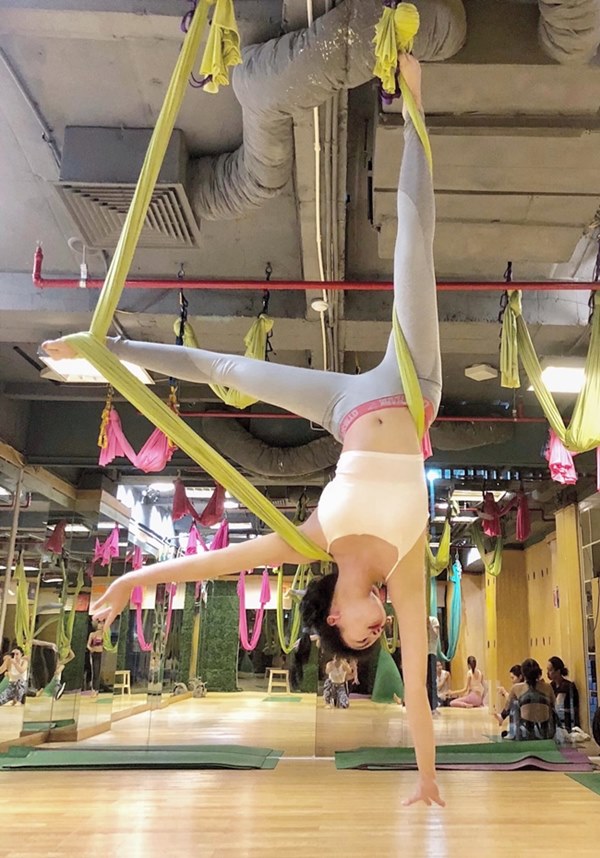 Những nữ tiếp viên hàng không Việt nổi tiếng vì mặt xinh, thân hình gợi cảm-22