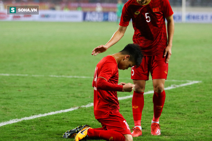 Từ Quang Hải chưa là gì cả, có nên lo cho Văn Hậu sau giấc mơ tan tành của bầu Đức?-4