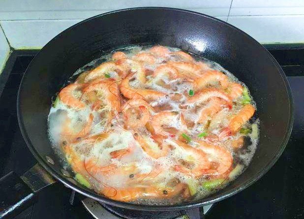 Khi nấu tôm, đừng chỉ cho gừng mà thêm 1 nguyên liệu giúp tôm ngon, hết mùi tanh-1