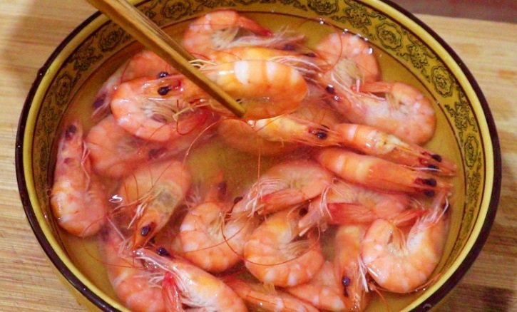 Khi nấu tôm, đừng chỉ cho gừng mà thêm 1 nguyên liệu giúp tôm ngon, hết mùi tanh-2