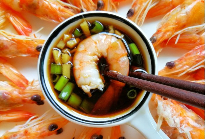 Khi nấu tôm, đừng chỉ cho gừng mà thêm 1 nguyên liệu giúp tôm ngon, hết mùi tanh-4