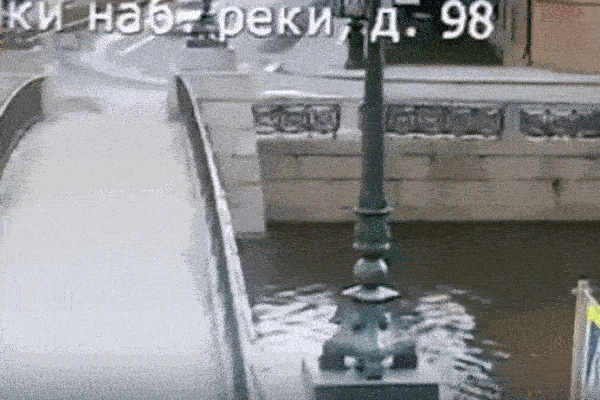 Ôtô chạy trốn cảnh sát húc bay rào chắn, suýt rơi xuống sông