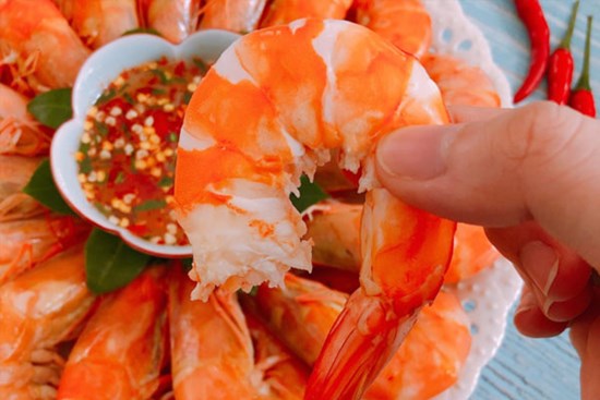 Khi nấu tôm, đừng chỉ cho gừng mà thêm 1 nguyên liệu giúp tôm ngon, hết mùi tanh