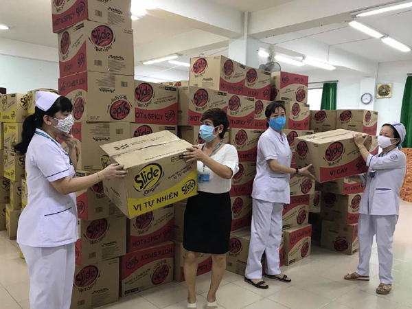 Thơm thảo những thùng bánh tặng chiến sĩ tuyến đầu chống dịch-1