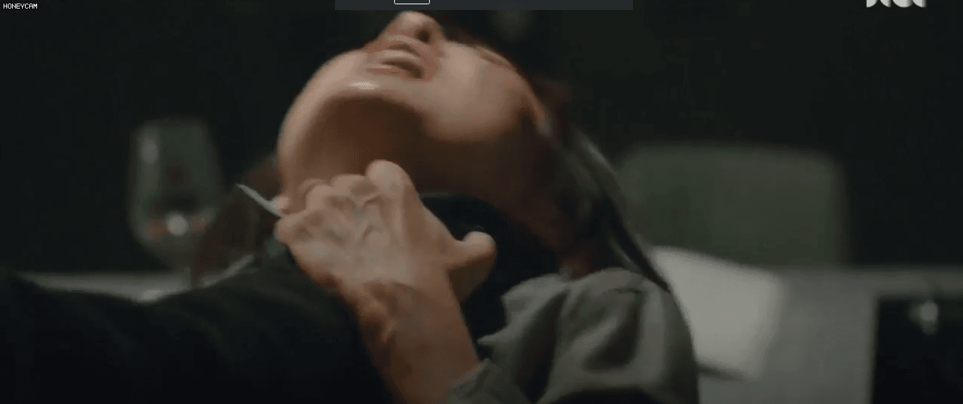 Thế giới hôn nhân: Cảnh tra tấn, bóp cổ Kim Hee Ae ném xuống sàn thủy tinh vỡ bị chỉ trích dữ dội-5