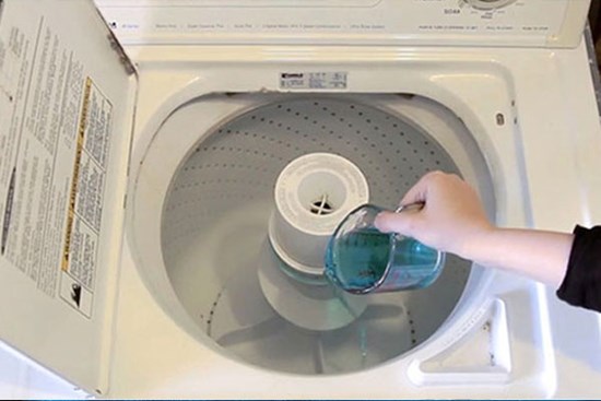 Đổ nửa cốc nước súc miệng vào máy giặt, việc làm tưởng vô ích nhưng mang lại kết quả tuyệt vời