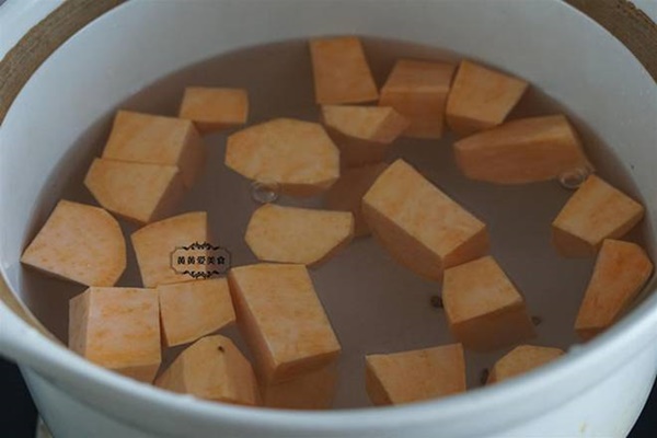 Mẹ tôi có món chè khoai lang bổ dưỡng chỉ với các loại thảo dược giá vài ngàn đồng-1