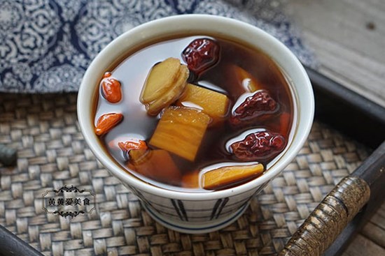 Mẹ tôi có món chè khoai lang bổ dưỡng chỉ với các loại thảo dược giá vài ngàn đồng