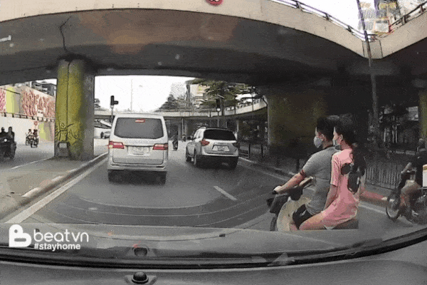 Nữ sinh đầu trần điều khiển xe máy bằng 2 chân-1