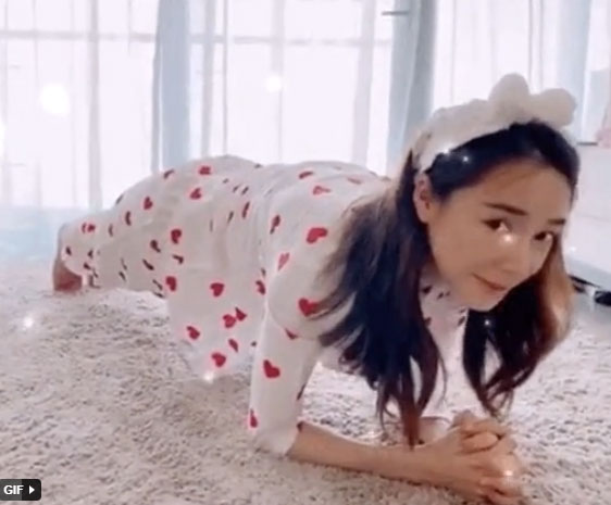 Nhã Phương lần đầu trổ tài làm bánh mừng sinh nhật Trường Giang, còn tranh thủ làm điều này để giữ dáng-2