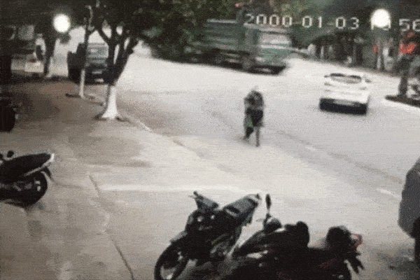 Ôtô đi lùi trên đường sau tai nạn, nữ tài xế văng ra ngoài-1