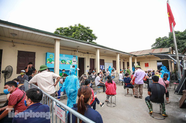 Hà Nội xét nghiệm COVID-19 toàn bộ tiểu thương chợ đầu mối Minh Khai-2