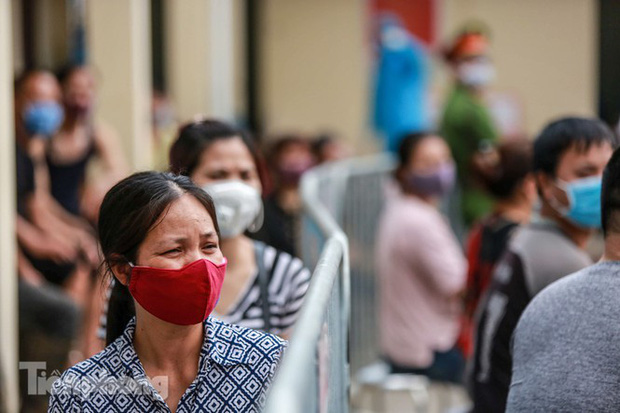 Hà Nội xét nghiệm COVID-19 toàn bộ tiểu thương chợ đầu mối Minh Khai-4