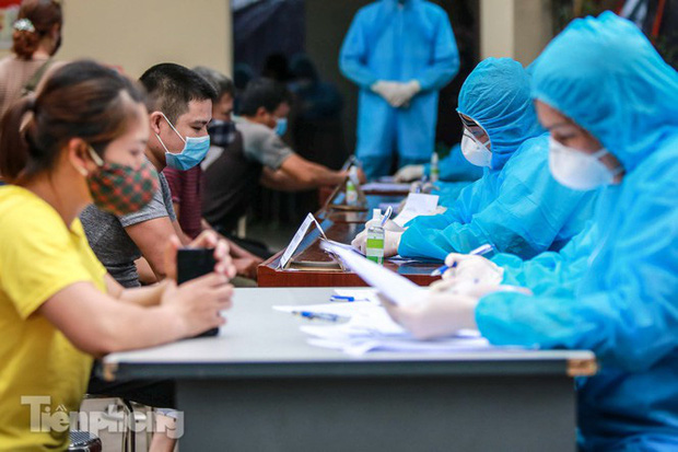 Hà Nội xét nghiệm COVID-19 toàn bộ tiểu thương chợ đầu mối Minh Khai-5