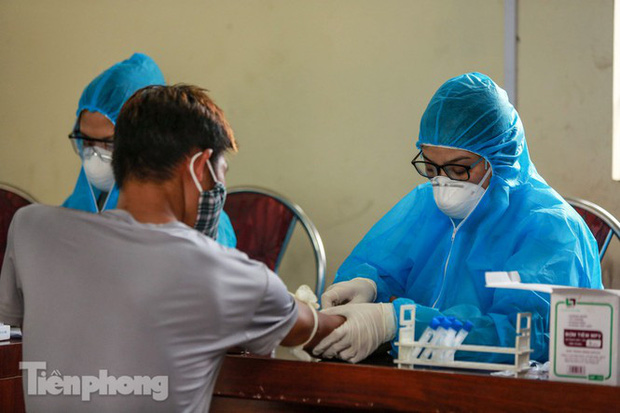 Hà Nội xét nghiệm COVID-19 toàn bộ tiểu thương chợ đầu mối Minh Khai-7