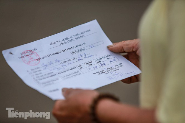 Hà Nội xét nghiệm COVID-19 toàn bộ tiểu thương chợ đầu mối Minh Khai-11