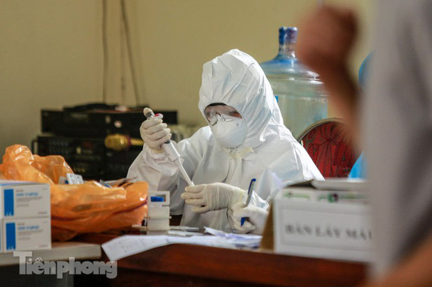 Hà Nội xét nghiệm COVID-19 toàn bộ tiểu thương chợ đầu mối Minh Khai-8