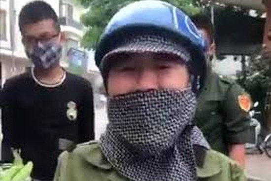 Người bán hàng ở Hạ Long yêu cầu phường phải mang xe và số rau đến tận nhà trả lại