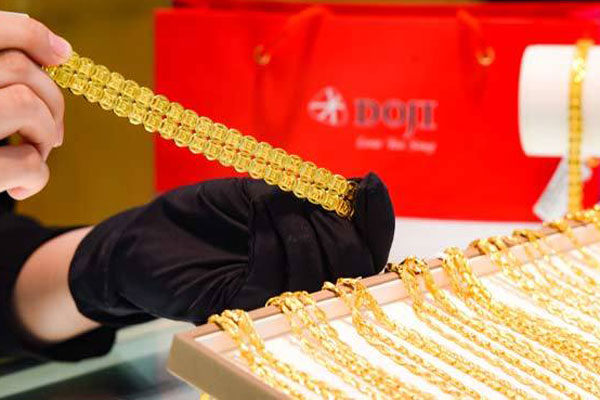 Giá vàng hôm nay 23/4: Tăng vọt lên đỉnh bất chấp USD treo cao-2